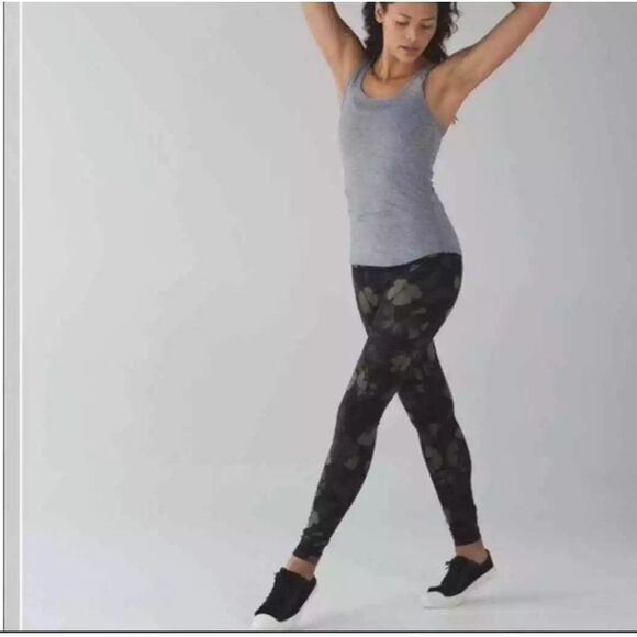 Lululemon wunder under green & black with butterfly pants sz 2 with 32" inseam - Picture 1 of 8